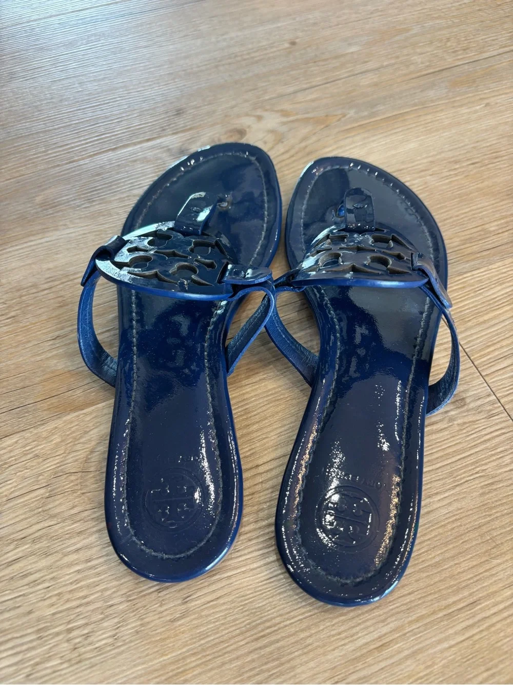 Tory Burch Navy Patent Logo Thong Sandals - Picture 2 of 3